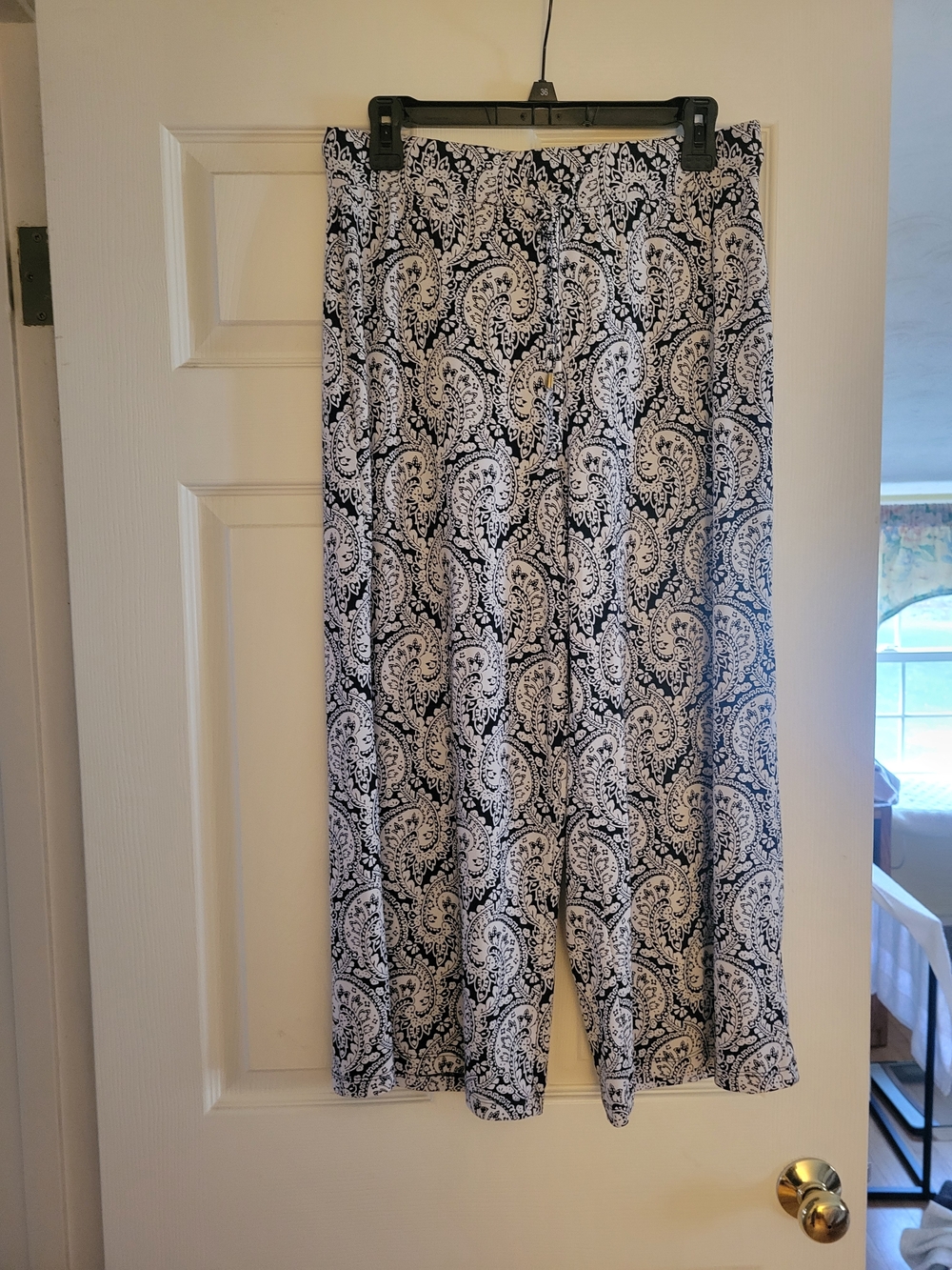 Jones New York Navy and White Paisley Flowy Capris